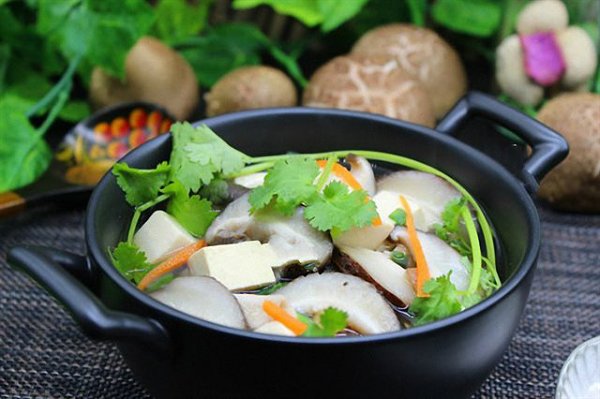 Canh đậu phụ, nấm hương và ngân nhĩ